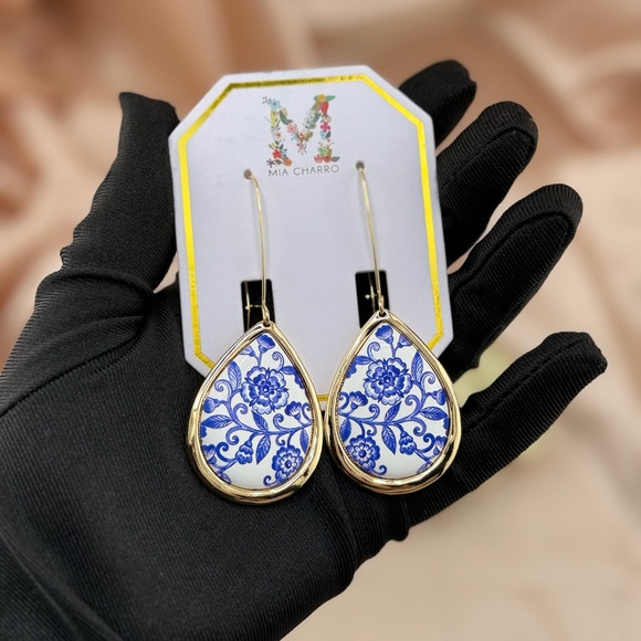 - Elegant Blue and White Porcelain TearDrop Earrings - Picture 4 of 7